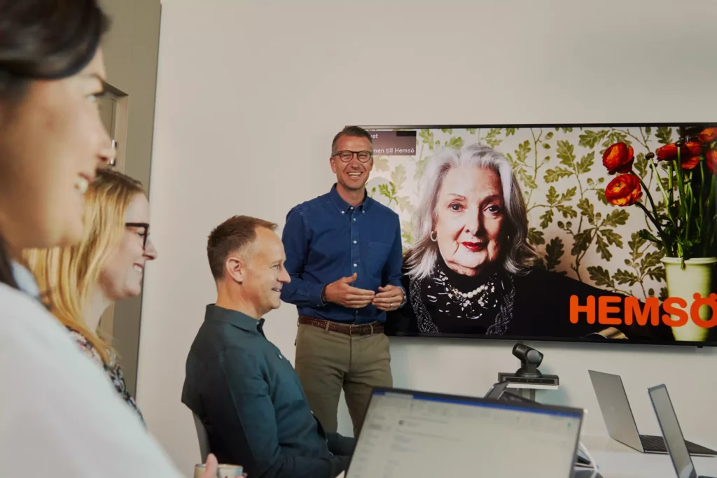 Glada medarbetare på Hemsö har ett möte tillsammans i ett konferensrum på kontoret i Malmö